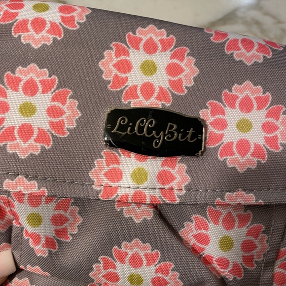 Lilly Bit - Picture 1 of 6